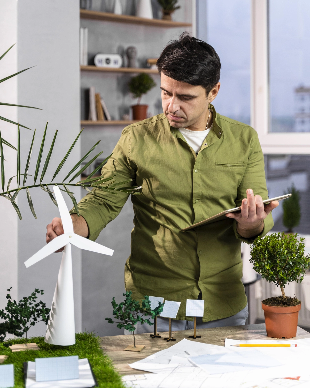 Slooyer GmbH - Gebäudeenergieberater - Dieses Bild zeigt einen Mann, der an einem umweltfreundlichen Energieprojekt arbeitet.